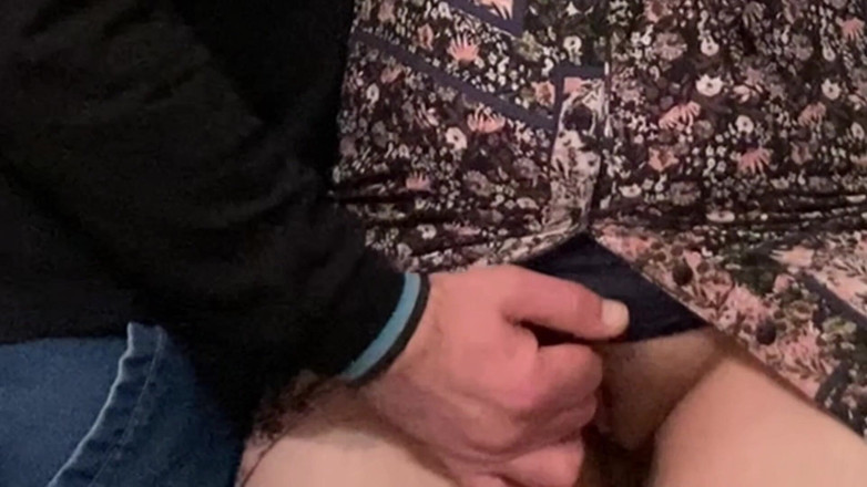 Niki studio: Sexy MILF si v metru tře klitoris