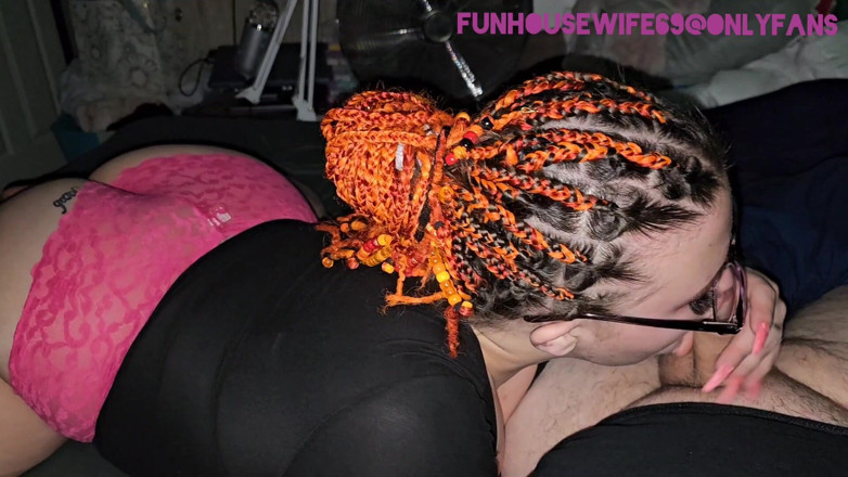 Funhousewife69: Rosa höschen, arsch hoch, schluckt seinen schwanz und kommt