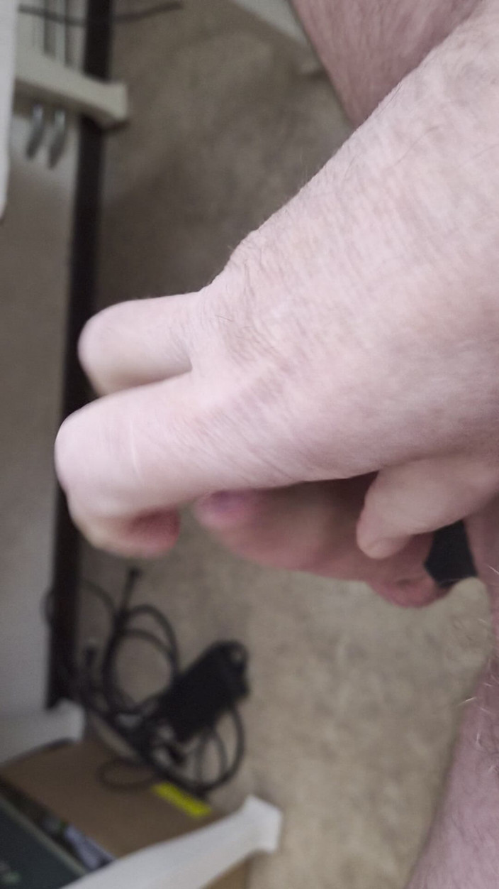 Pellefnatt: Prietenul meu stă pe un scaun și își masturbează penisul în timp ce...