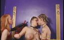 Erotic Lezdom: Dominação lésbica de látex chicoteando e cobrindo sua submissa com...