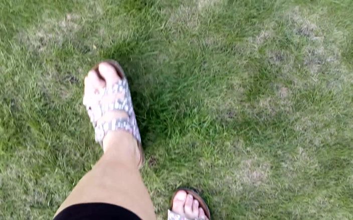 Hot-Pussy66: Barefoot dalam selipar 1