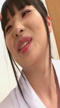 털이 무성한 자지로 남자를 깊숙이 날려버린 일본 의사