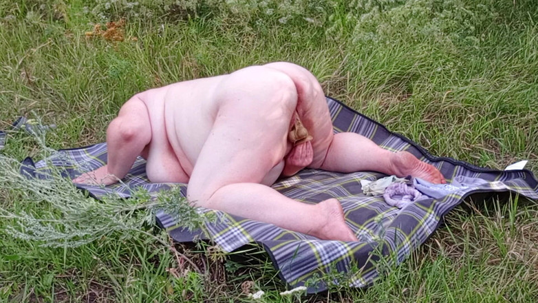 Zona901: Fat Girl Masturbates Pussy with Toys in Nature