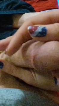 4K Uncut 4 Julai MILF mempunyai banyak orgasme letupan, memberikan handjob dan dipancut dalam