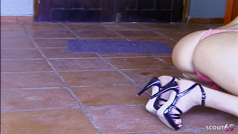 Shemale TS Collection: Shemale blonde bercuti dikongkek dubur hingga orgasme oleh latino batang...