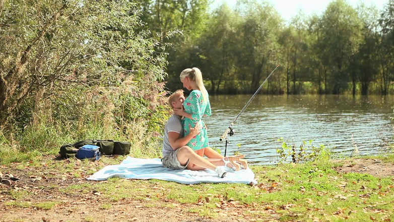 THAGSON: COUNTRY BEAUTY SCÈNE-4. Mooie brunette met kleine tieten neukt in...