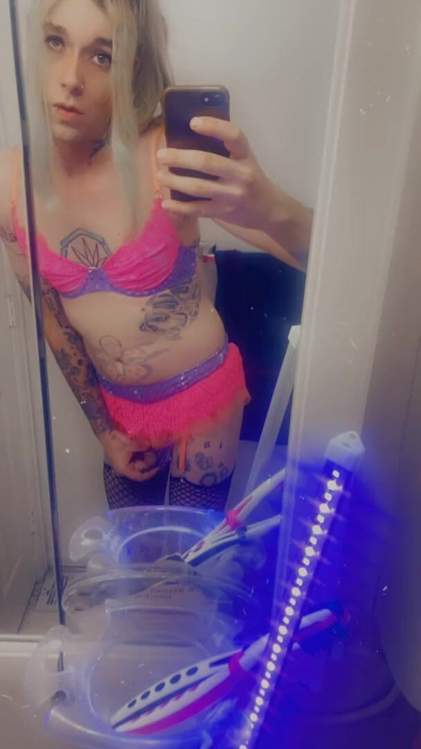 CarmenMelatonin: Pretty pink babe wants to play
