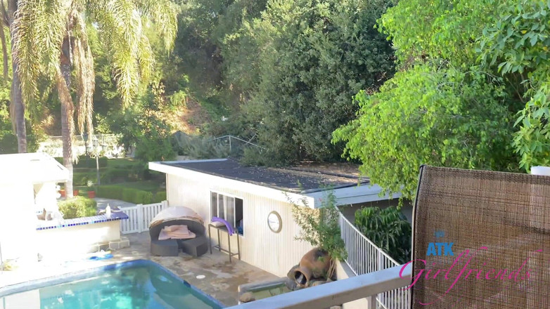 ATK Girlfriends: Riley делает тебе минет на балконе, затем играет с вашим членом с ее ступнями