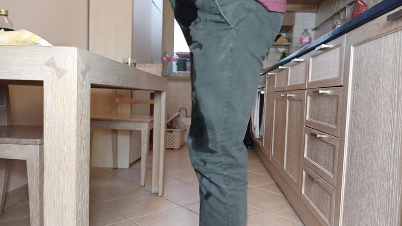 Kinky Guy: 음식 준비, 하지만 심하게 오줌을 싸야해