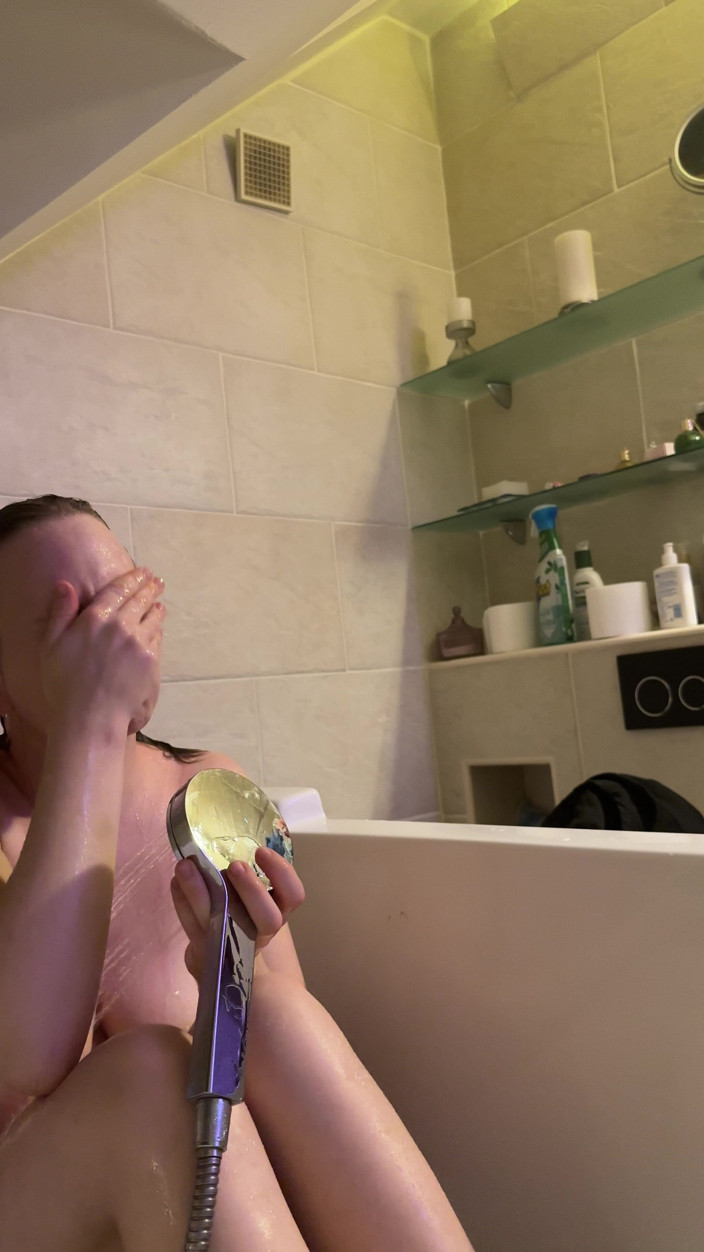 SweetLucy96: L'acqua calda mi duri i capezzoli