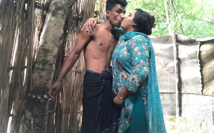 Nadiyaxxx02: Devor and Bhabhi Go to a Very Old House and...