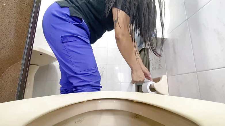 irina69star: 치과 사무실에서 공중 화장실에서 오줌 싸는 간호사
