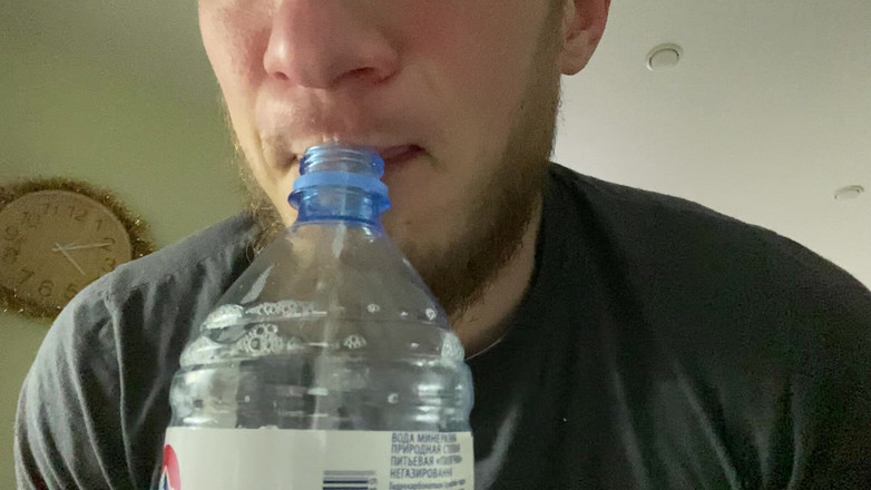 Hunky time: Alfa Bir Şişeyi Tükürüğüyle Dolduruyor(snot)