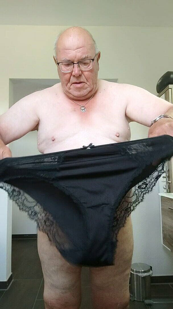 Karlchengeil: ganas dan celana dalam hitam istriku