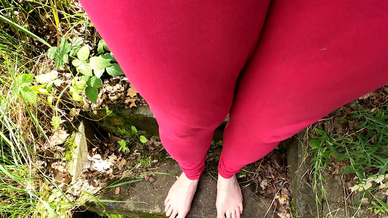 Bouncy Tits Action: Жесткая обнаженная ляппингом возле железной дороги