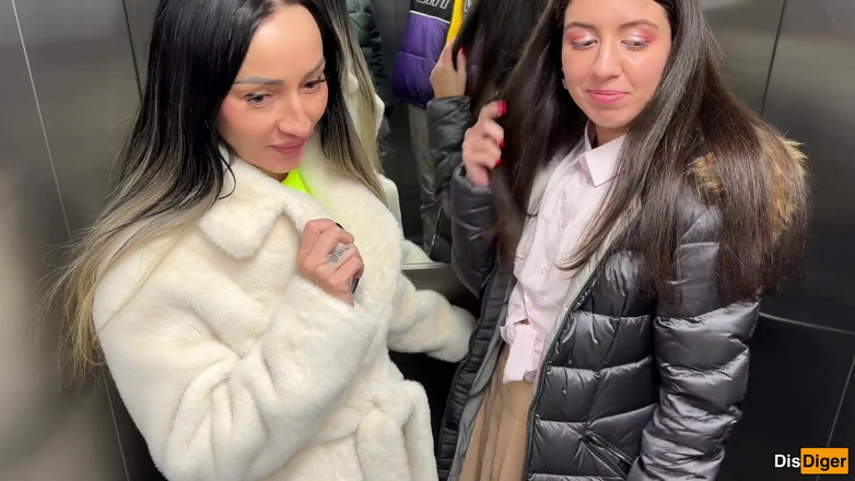 Dis Diger: We pikten twee strippers op met een vriend en neukten...