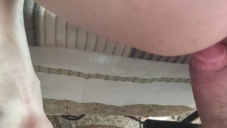 Irochka3008: Ošukaná do krku na stole, zatímco masturbuje klitoris a pak...