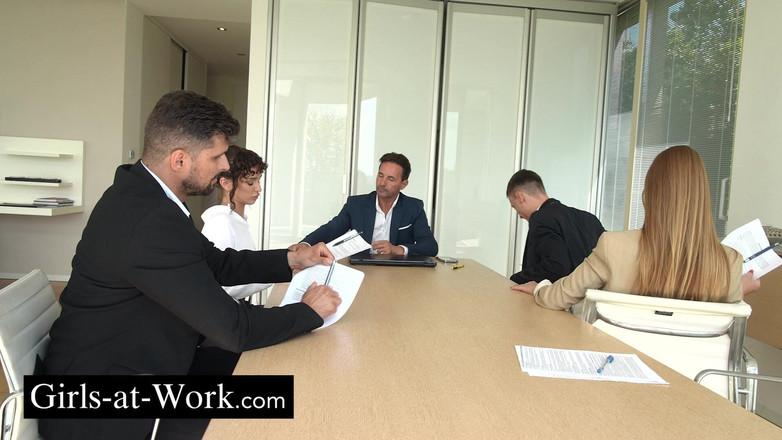 Girls At Work: Лесбійський секс в офісі з Шаліною Девайн і Лілі Шармел