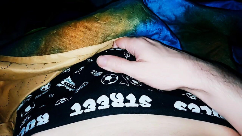 Pasha: Chlap ukazuje v noci hlavu ptáka