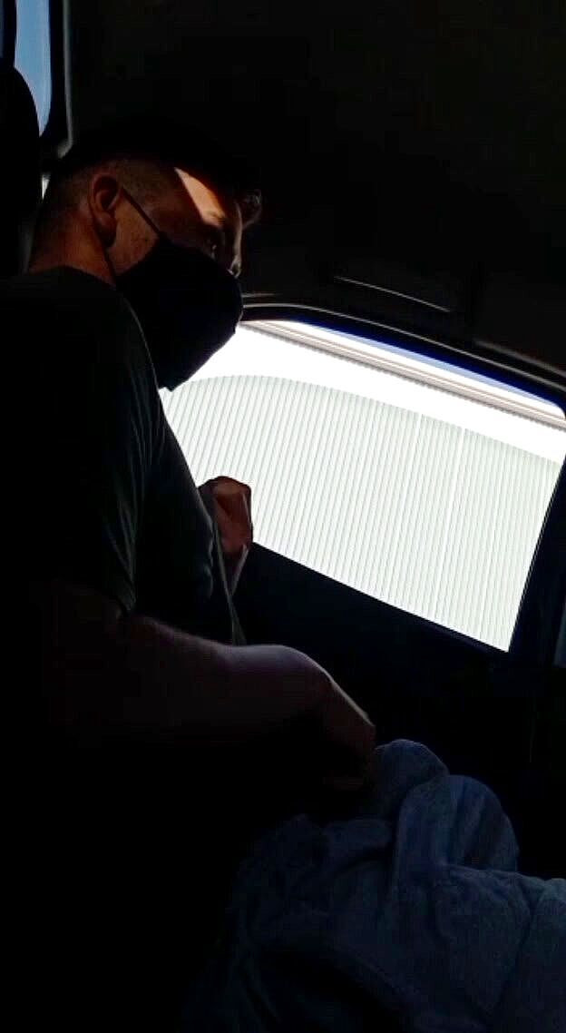 The backyard bastard: बड़ा लंड उसे ड्राइवर के लिए दूध पंप करने वाली उबर में सिखा रहा है