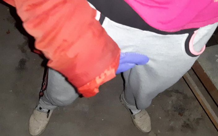 Lesbian-candys: Antes de robar una casa, decidimos masturbarnos con guantes para...