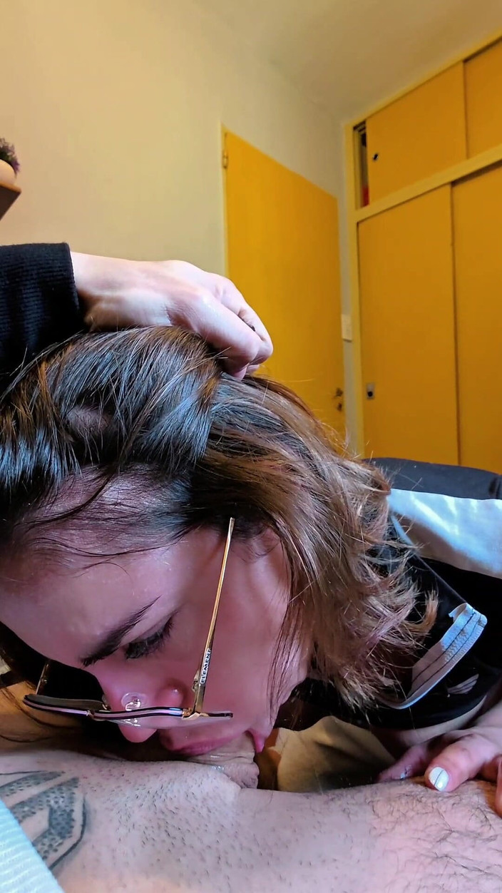 Young big apple: 私は彼が自慰しているのを見つけて助けました