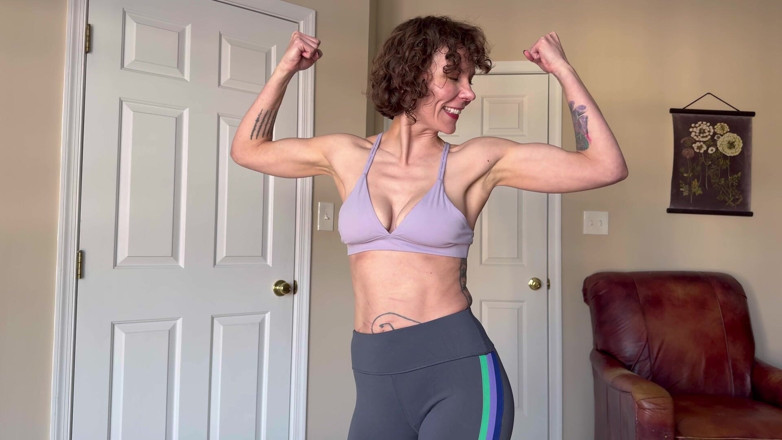 Chaoticblossom: Stiefmoeders trainingsgids in legging kijkt naar mijn spieren