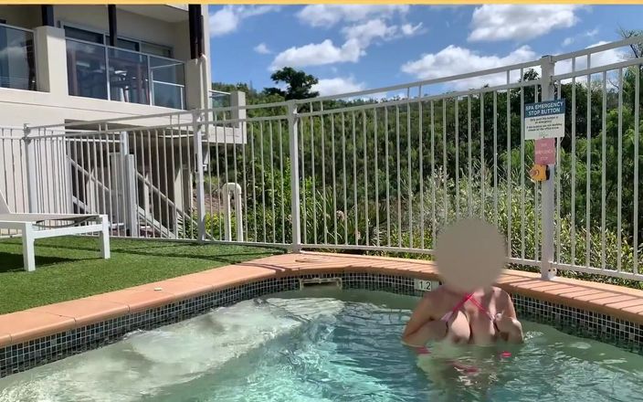 Wifey Does: Bikini màu hồng trong hồ bơi khách sạn