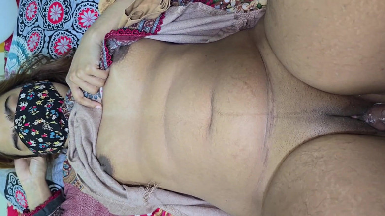 Faryal: Dì hàng xóm Ấn Độ Ki Chut Pe Pani Nikala