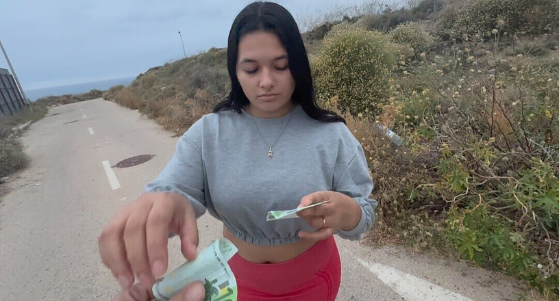 Sashasweet: Pelacur jalang ini lagi asik nyepong kontol di kawasan industri