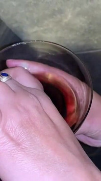 Une MILF Poilue S’amuse Avec Une Pipe