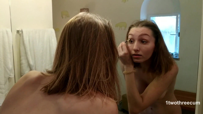 1twothreecum: Young wife gives blowjob in front of the mirror