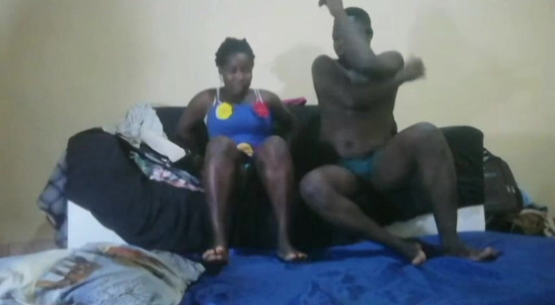 Pornsexlive: 아름다운 아프리카 여성이 일자리를 찾고 있는데 CEO에게 성관계를 당하고 있습니다