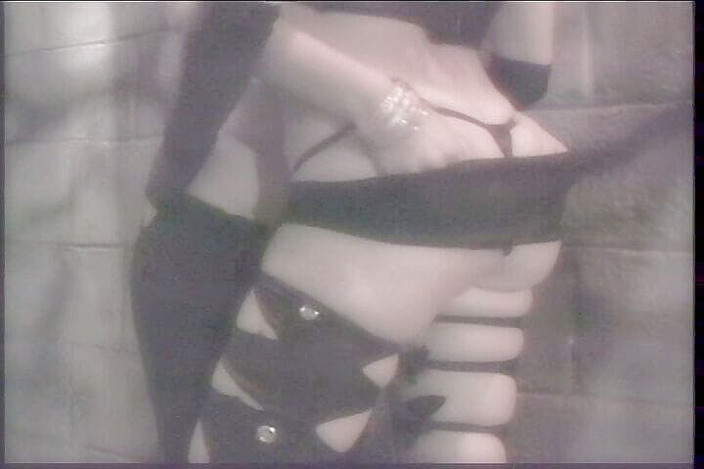 Perv Milfs n Teens: Lek med mina stora bröst din skönhet och suger på...