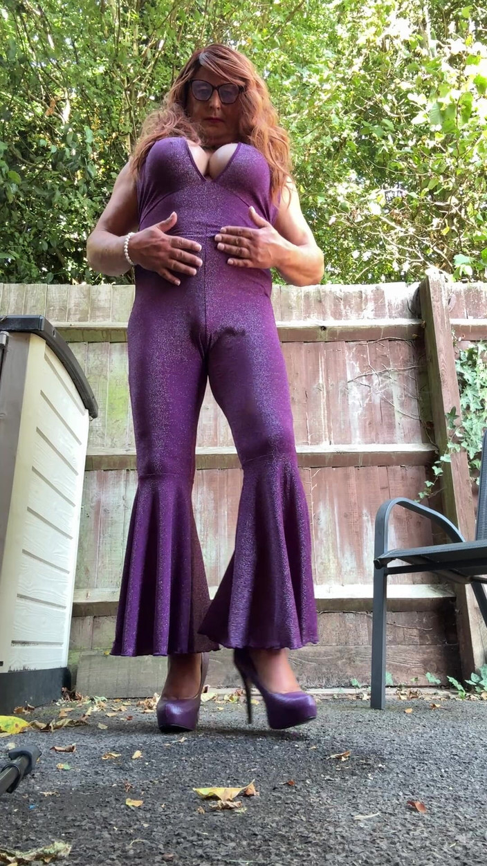 Kellycd2022: Travestit sexy Kellycd2022 în costum de pisică violet și tocuri