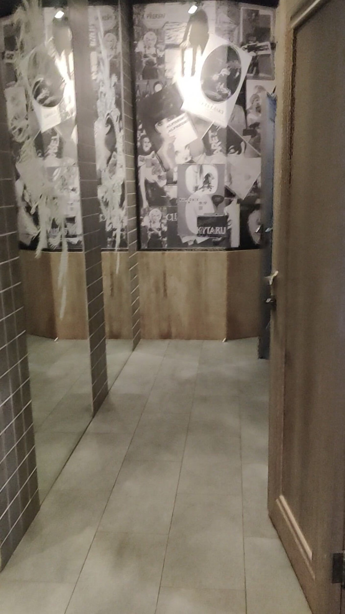 Abella Love: Я отчаянно писсировал в туалете модного бара