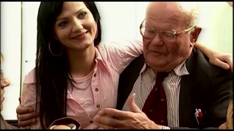 Muschi movie official: 三个双性恋少女女同和一个老男人玩4P