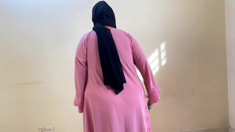 Aria Mia: 美しいエジプトのメイド積による所有者ときに彼女は部屋を掃除する