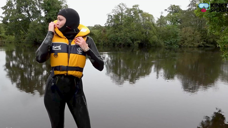 UKCuteGirl Lucy Lauren: Lifejacket e la muta muta intima salvano lucy dal disastro...