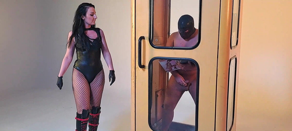 Lady Luciana Di Domizio: Cuspir e se masturbar na cabine telefônica