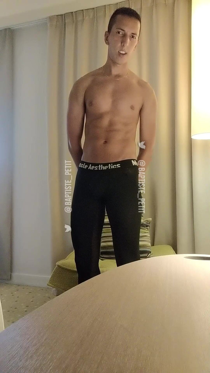 baptiste_petit: No meu quarto de hotel, de leggings