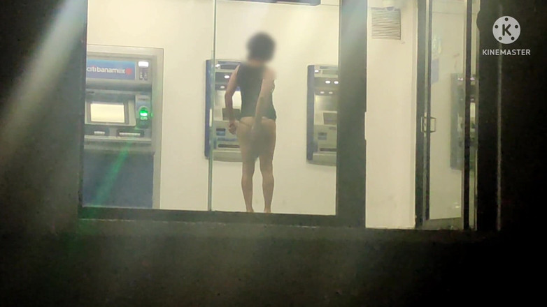 Traviezisha: Banci dalam pakaian jalang melancap pantatnya di atm awam dengan...
