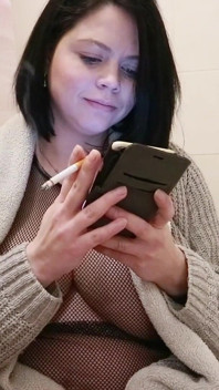 MILF hamil merokok
