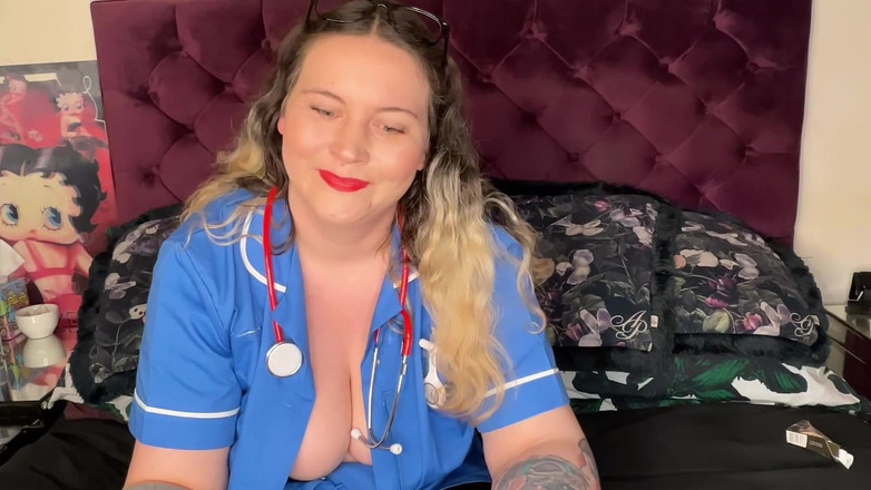 MissFFW: Sigara içen hemşire öksürüyor