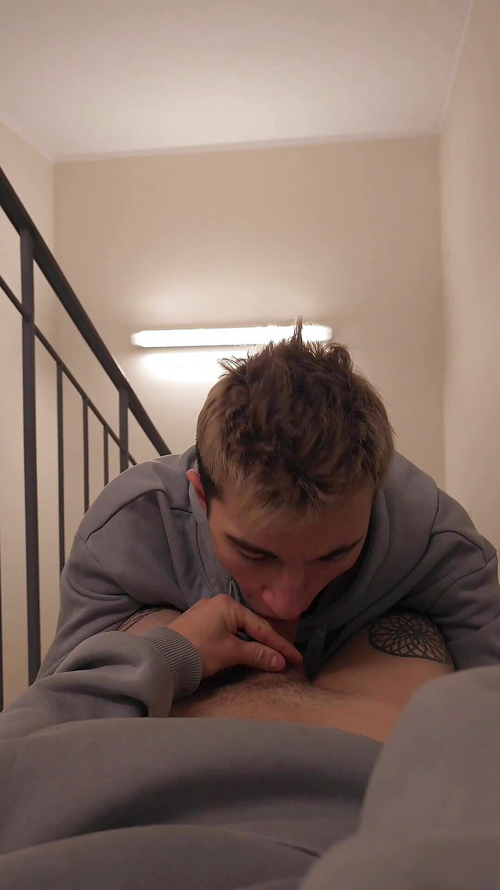 Ethan Lestray: Část 2 Šťavnaté šukání dvou twinkies na schodech