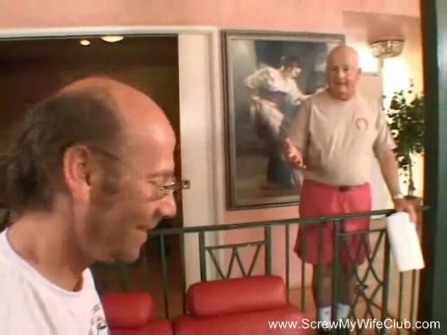 Screw My Wife Club: Blonďatá holka si užívá jízdu na cizím velkém ptákovi
