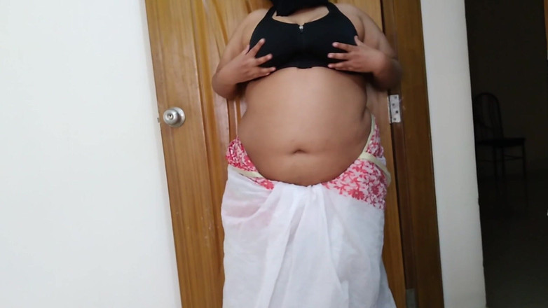 Aria Mia: Une bhabhi offre du sexe gratuit avec deva