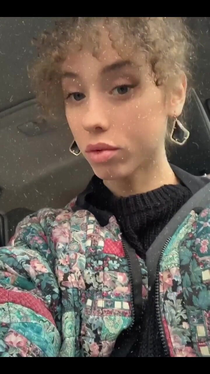 Tia Tizzianni Productions: ビジネスカジュアル リリー デムア