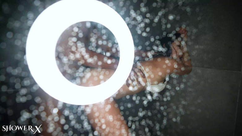 Filthy Kings: Scarlett Alexis, sexe interracial sous la douche