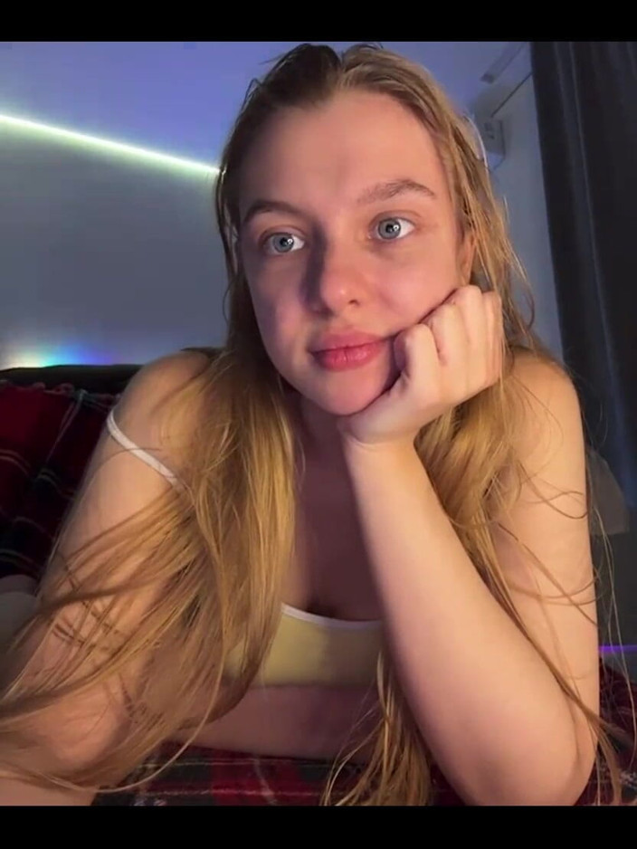 JuiceLussie: Natural Tits Playing and Pussy Fingering